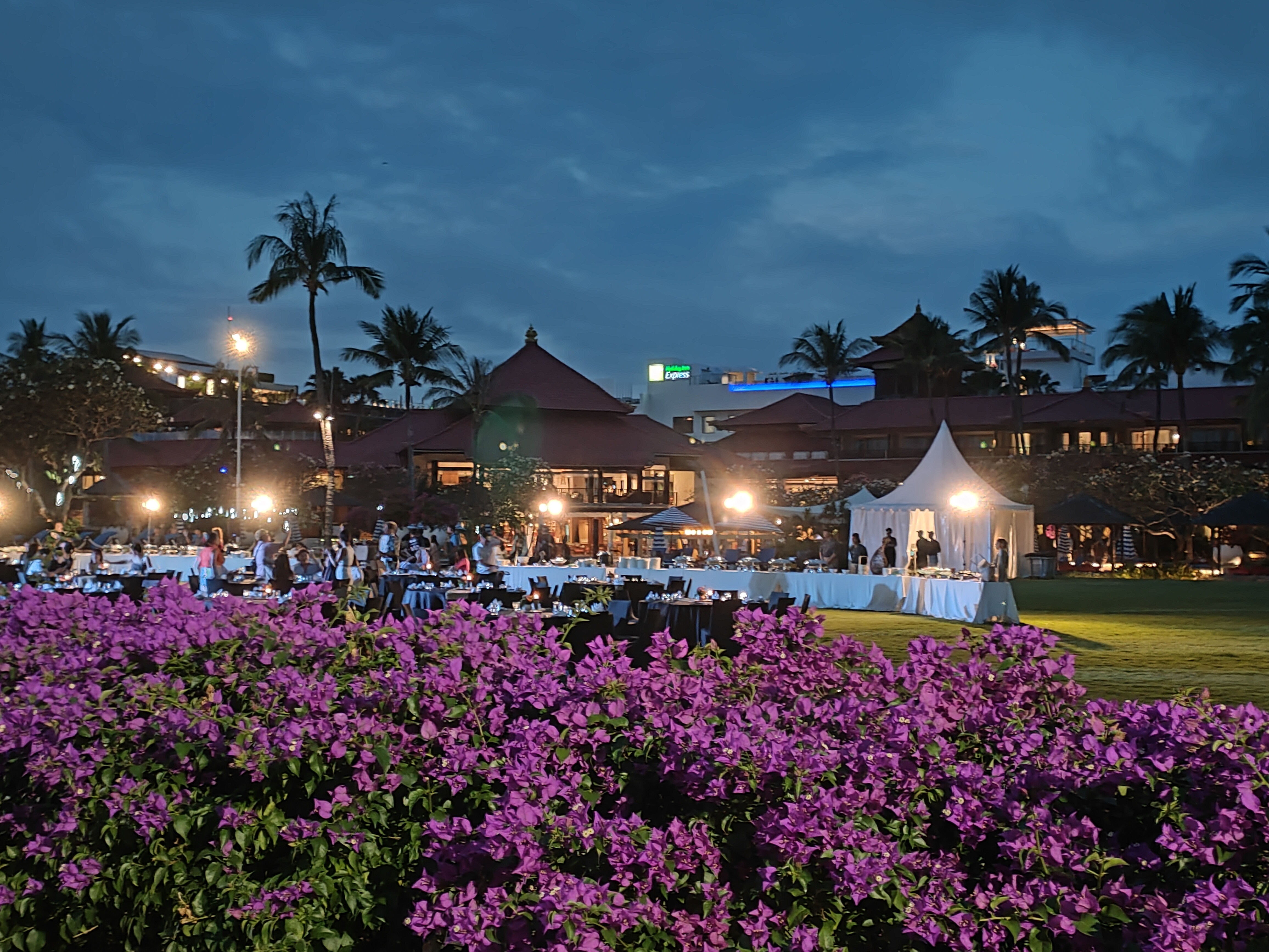 Bali - 14 Adventurous days on the Island of the Gods with breathtaking views 3 Holiday Inn garden