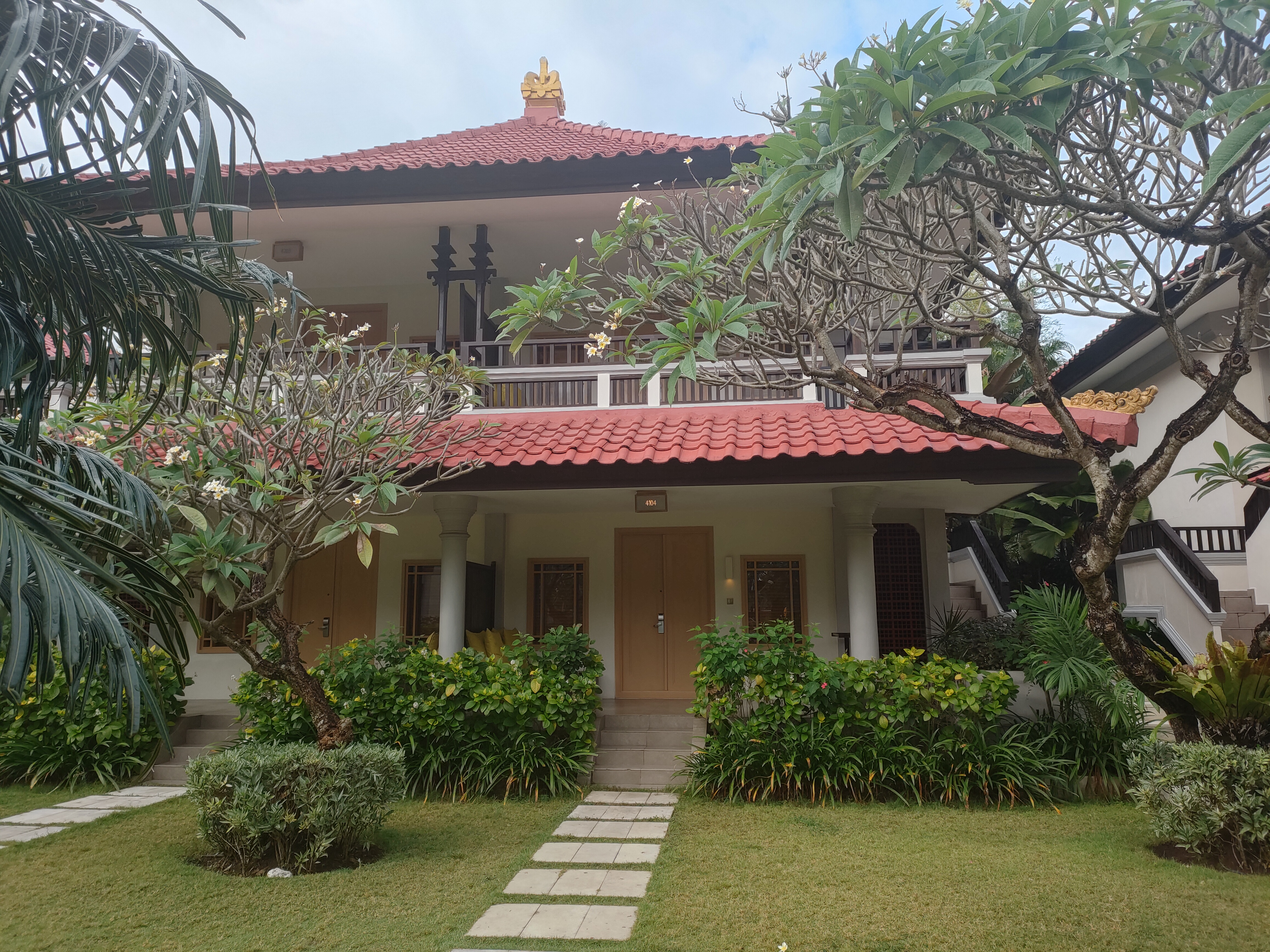 Bali - 14 Adventurous days on the Island of the Gods with breathtaking views 4 Holiday Inn Room from outside
